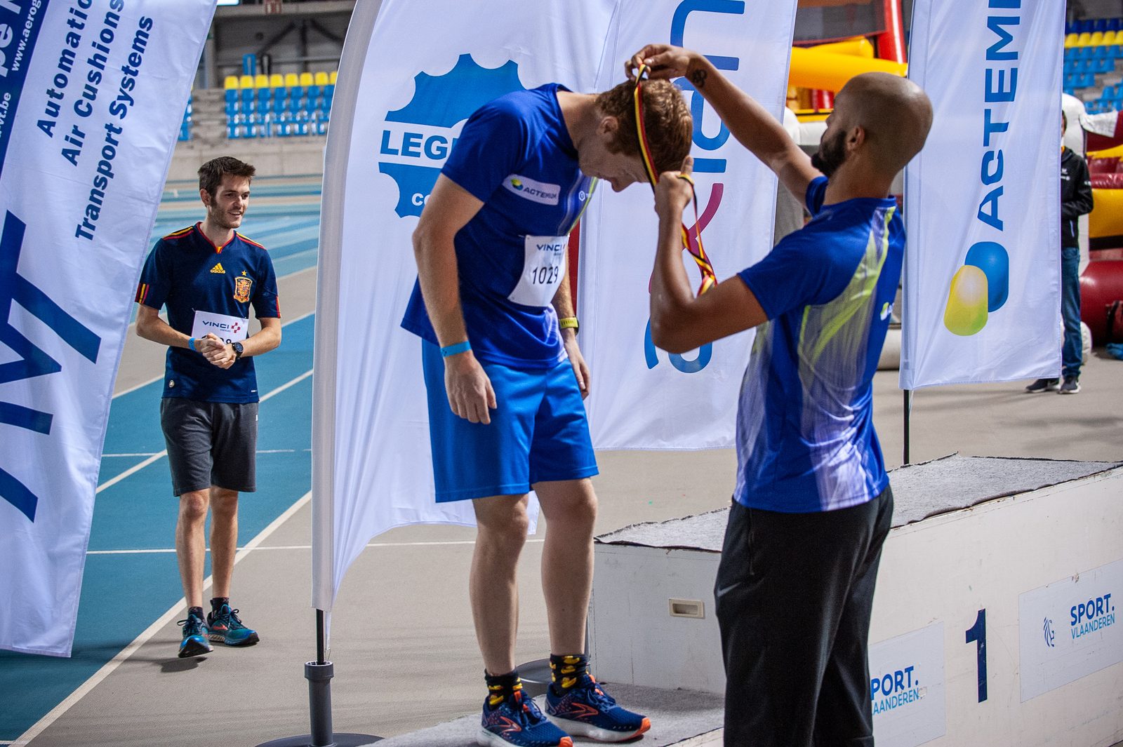 Medaille-uitreiking op het podium van de sportdag van Actemium