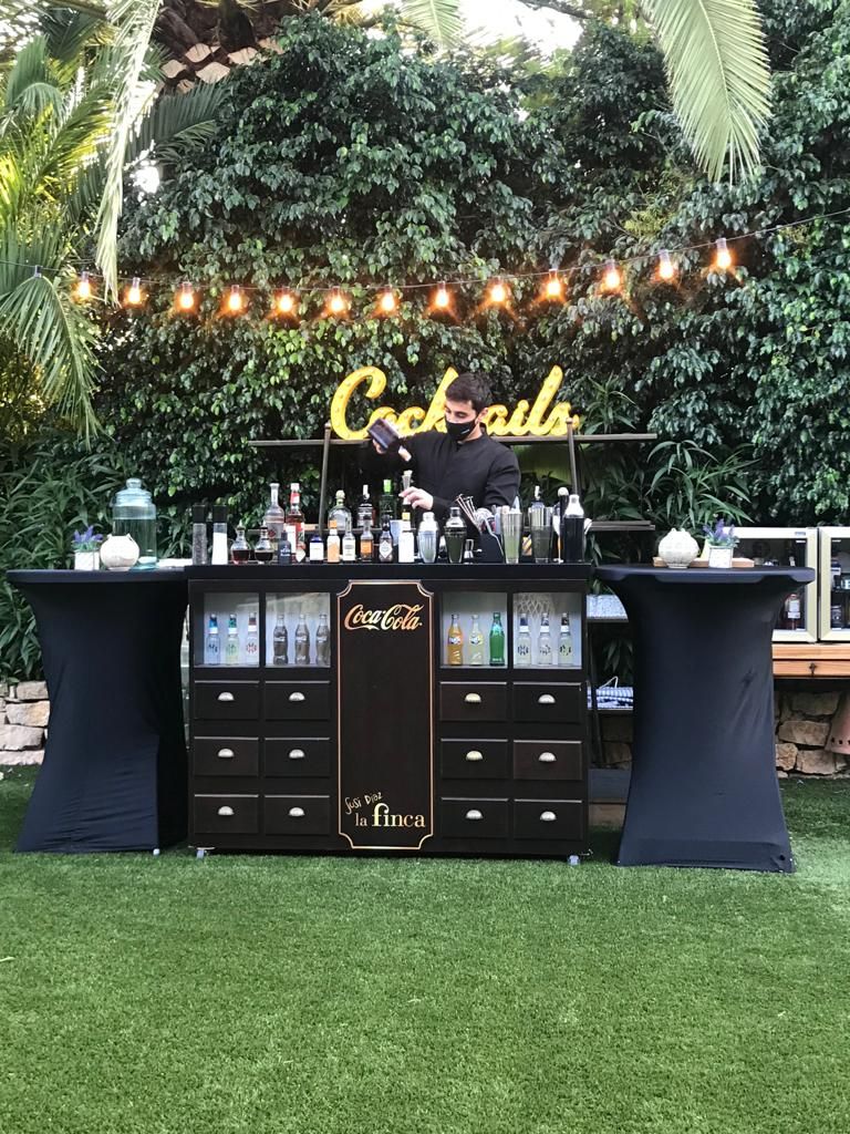 Cocktailbar op het gras met lichtjes