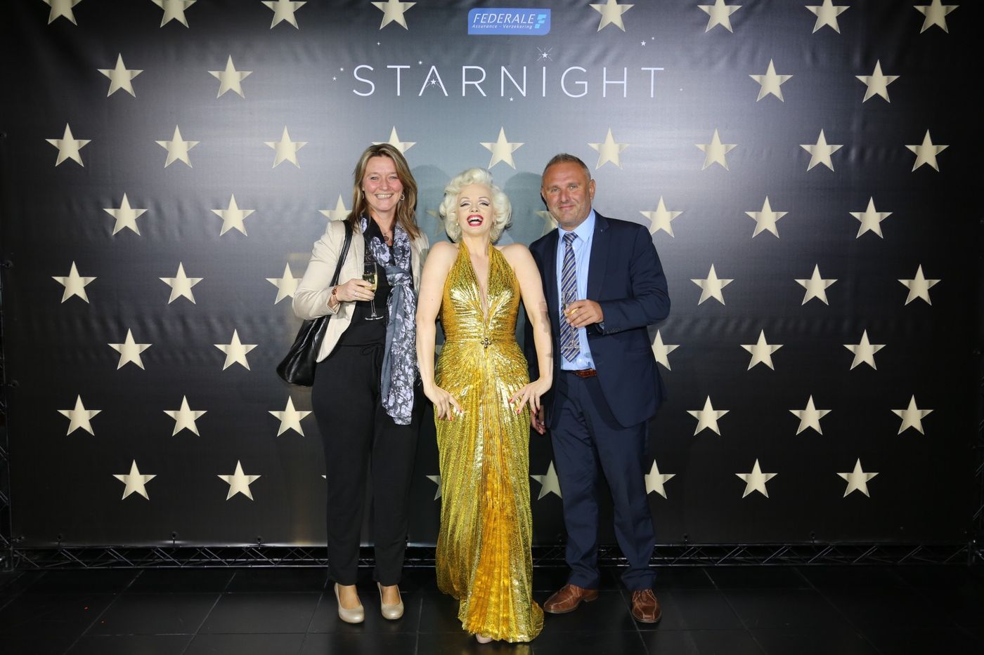 Gasten op de Starnight voor een wand vol sterren